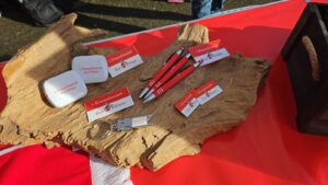 1. Frauenfanclub Rut Wiess Merchandise auf Holz präsentiert