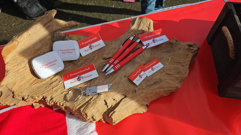 1. Frauenfanclub Rut Wiess Merchandise auf Holz präsentiert